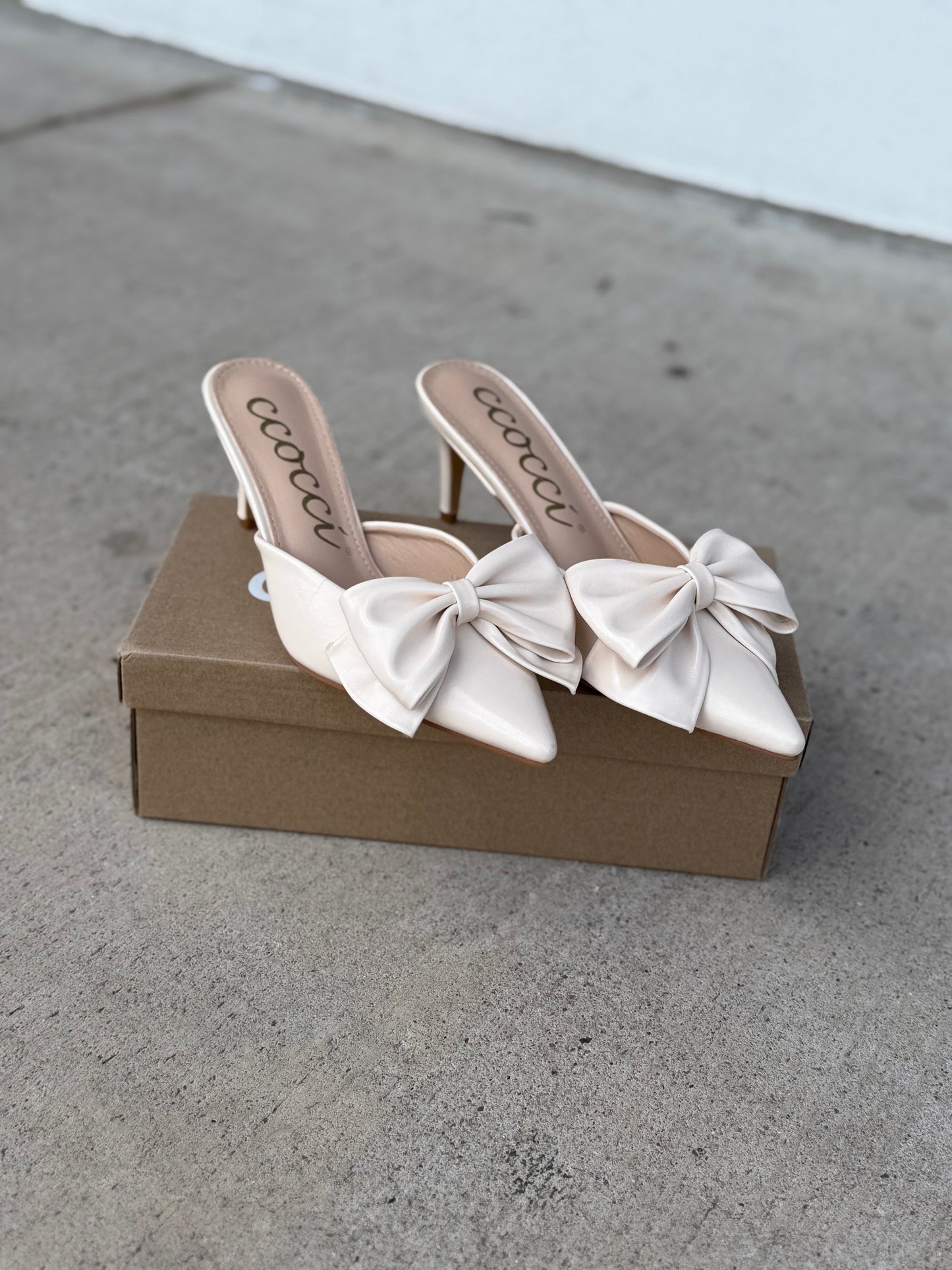 Chic Closed Toe Kitten Heels in Off White