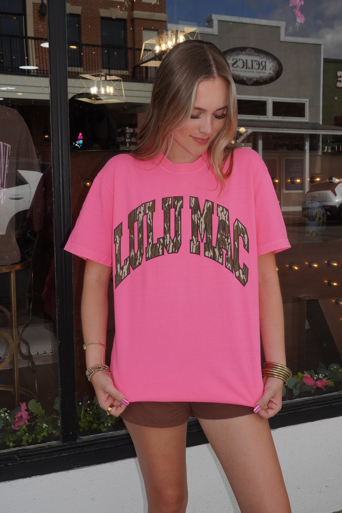 Lulu Mac Mossy Oak Graphic in Neon Pink